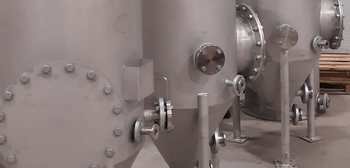 Stainless steel pressure vessels for the food industry during final workshop assembly