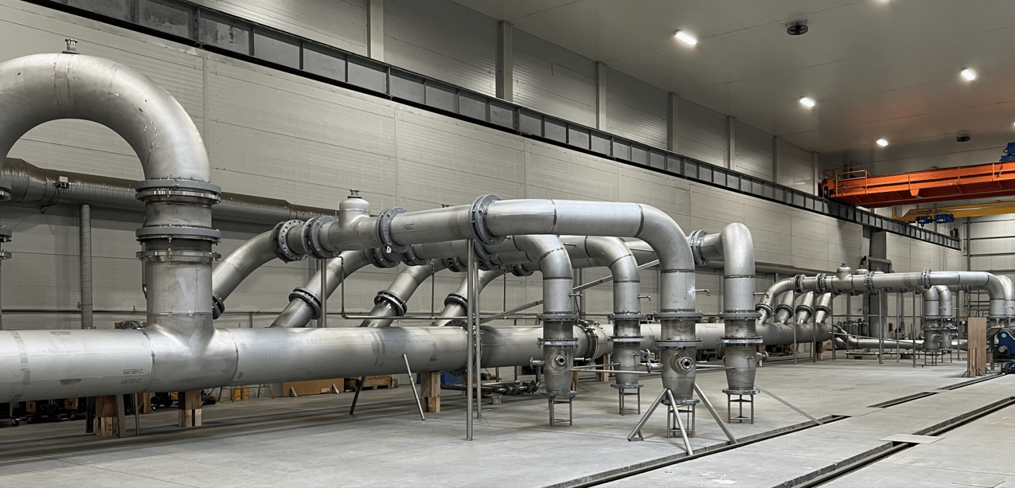 Large‑diameter stainless steel piping for energy and industrial processes in a workshop before delivery