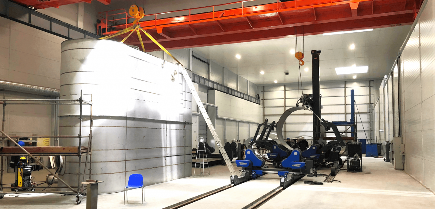 Assembly process of an industrial flue gases stainless steel absorber unit in the workshop