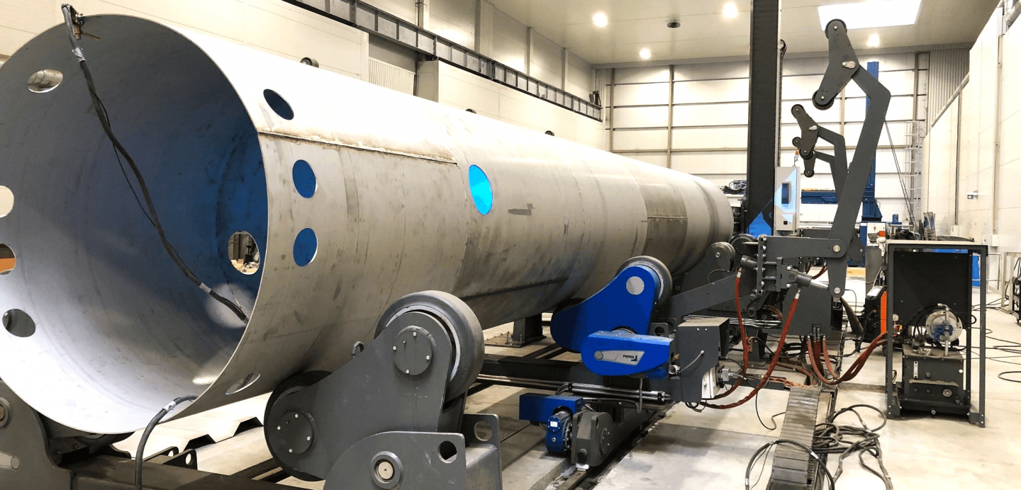 Manufacturing of a large diameter stainless steel tower in the workshop