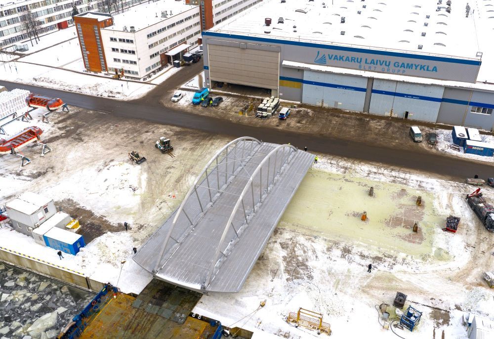 Sea pier assembly area for large-scale structural assembly in front of workshop