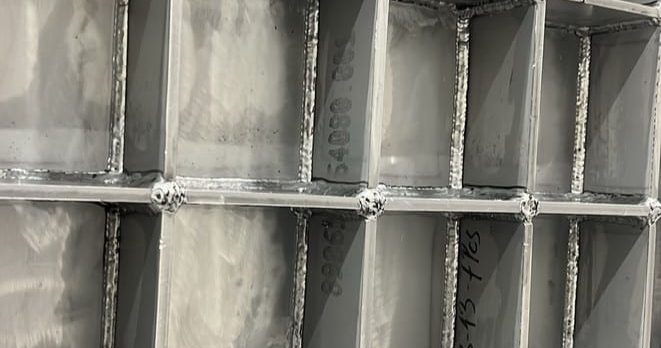 Welded stainless steel grid structure for industrial heavy-duty applications