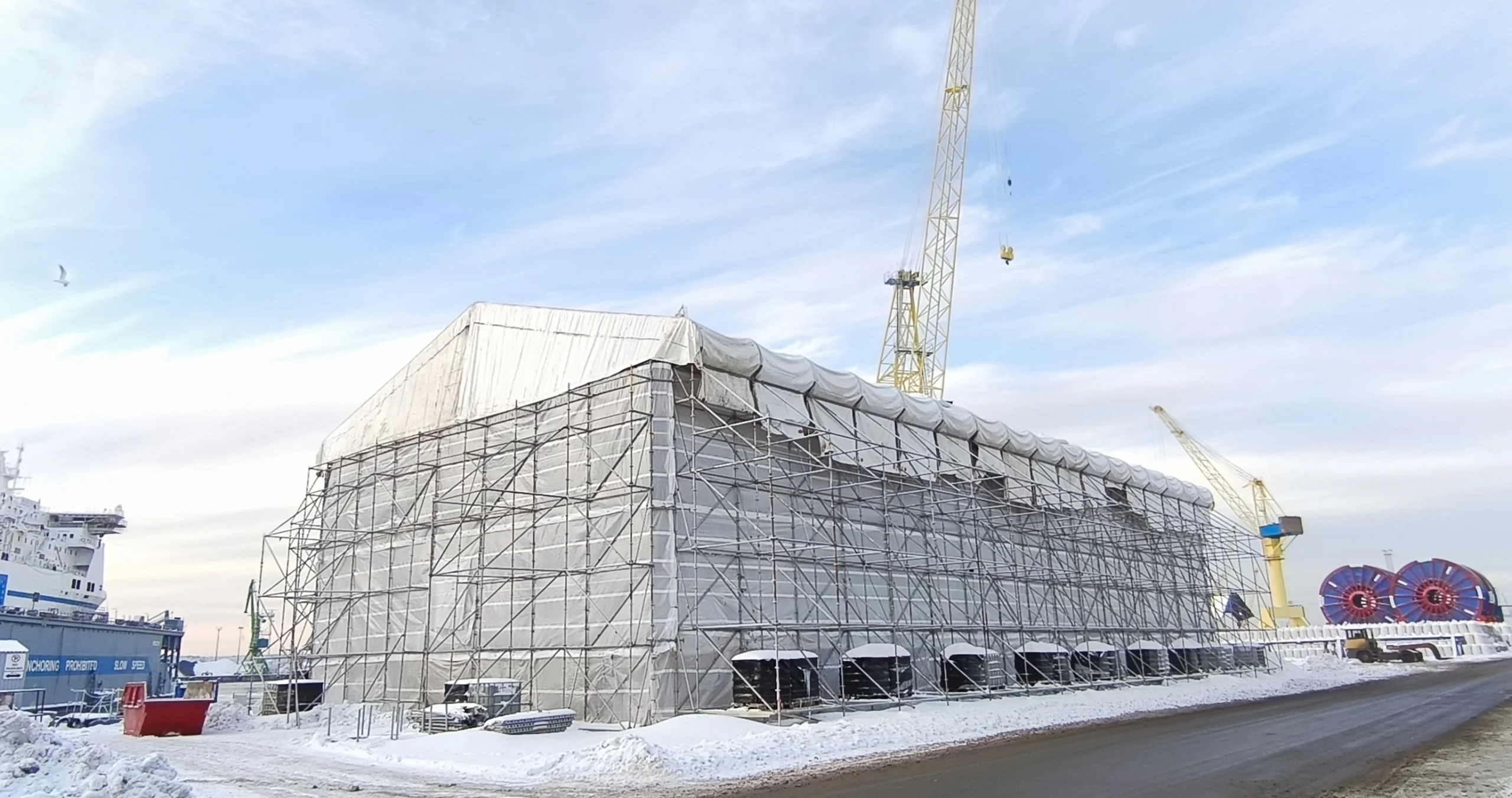 Temporary climate‑controlled shelter on the Western Shipyard sea pier used for oversized structural assembly and welding work, ensuring consistent quality in all weather conditions.