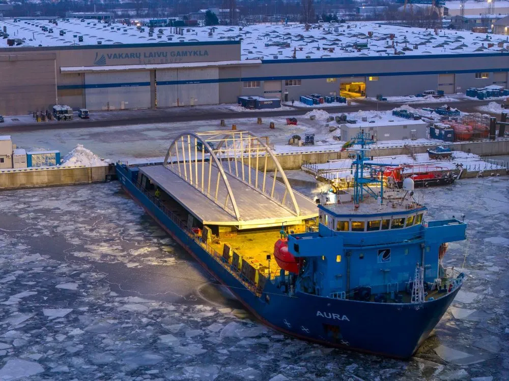 Ro-Ro ship loading for large assembled structures