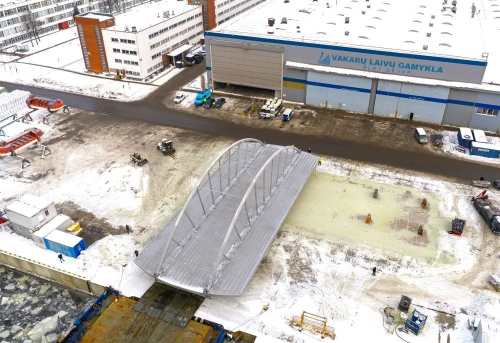 Sea pier assembly area for large-scale structural assembly in front of workshop